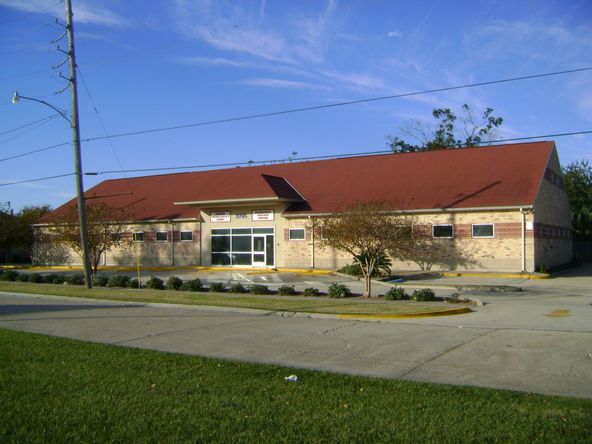 Medical Clinic / Office Building For Lease in Kenner: 3705 Florida Ave, Kenner, LA 70065